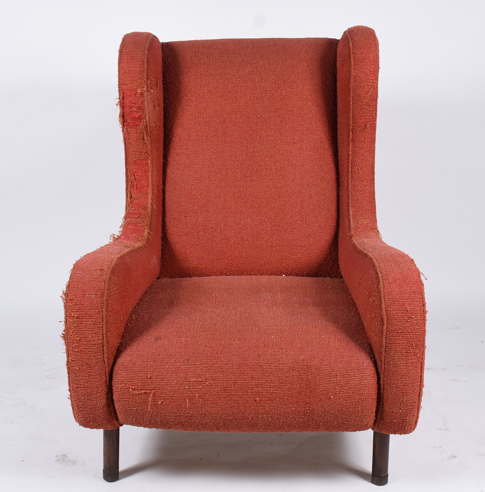 Poltrona bergere estofada e forrada com tecido na cor vermelha... - foto 2 de 5
