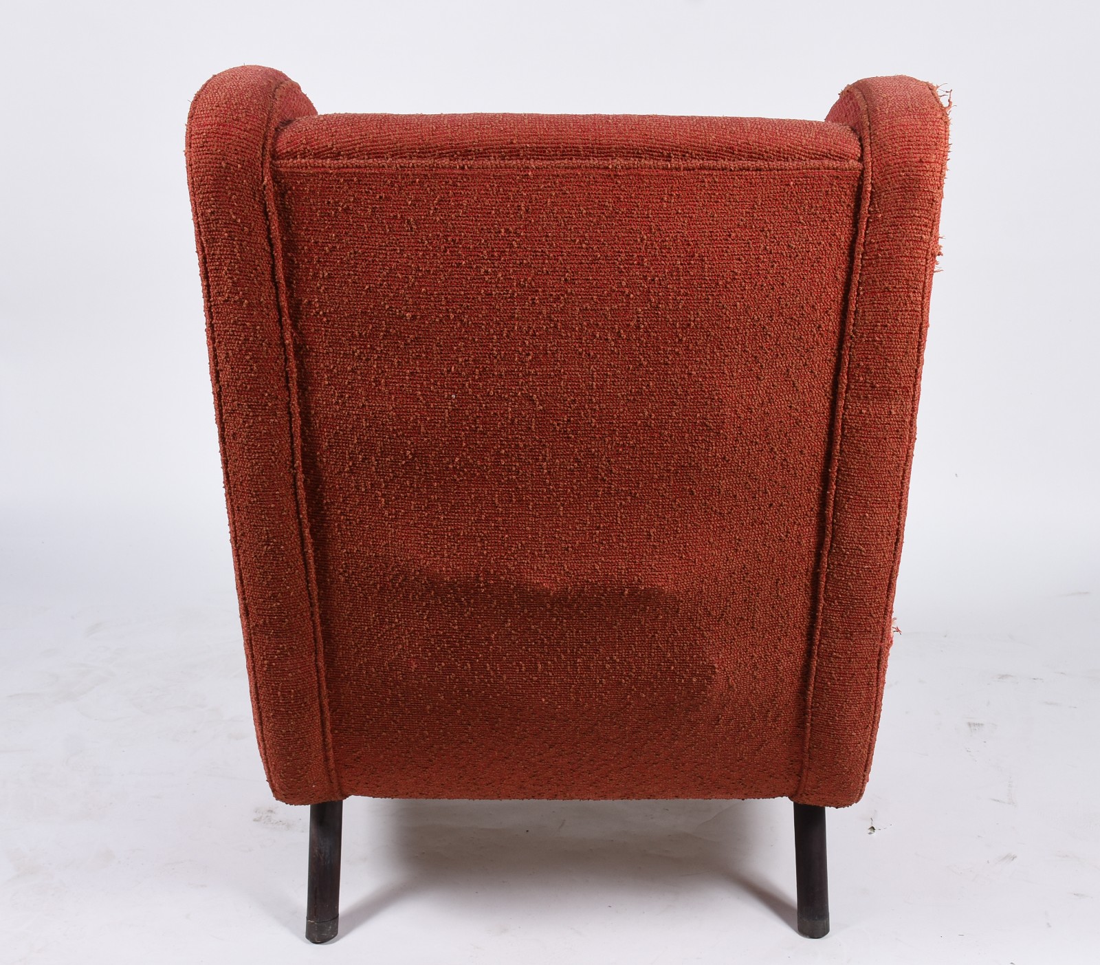 Poltrona bergere estofada e forrada com tecido na cor vermelha... - foto 3 de 5