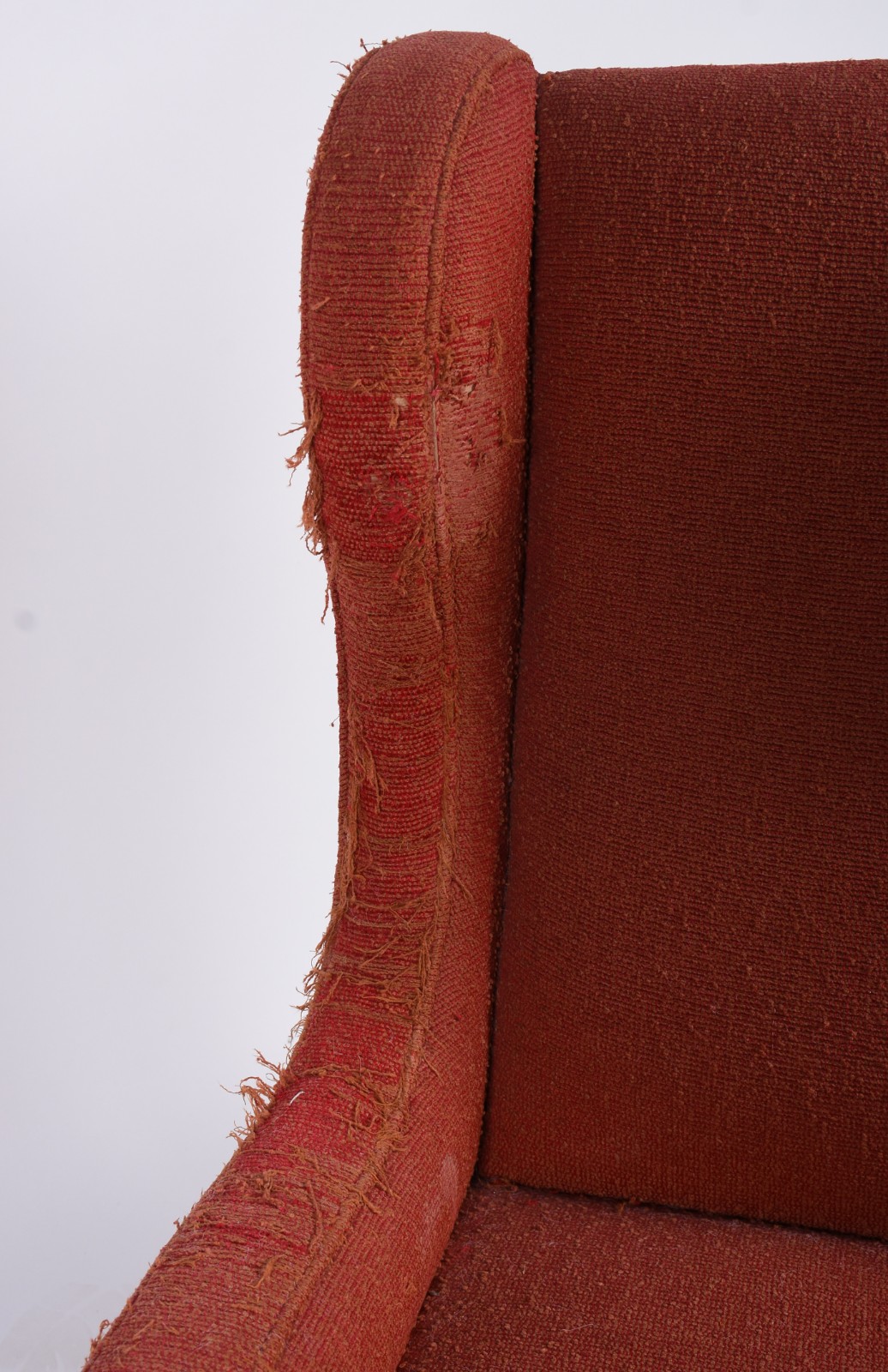 Poltrona bergere estofada e forrada com tecido na cor vermelha... - foto 4 de 5