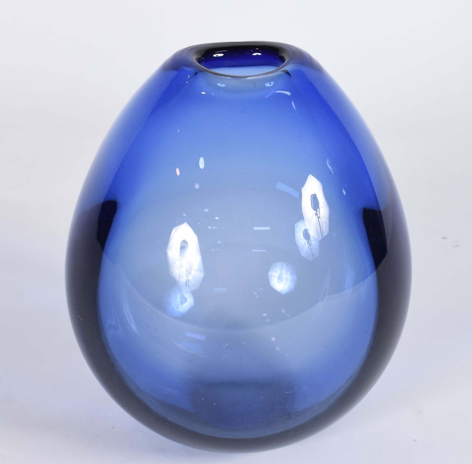 Vaso dinamarques "Vintage" de vidro decorativo na cor azul, assinado... - foto 1 de 5