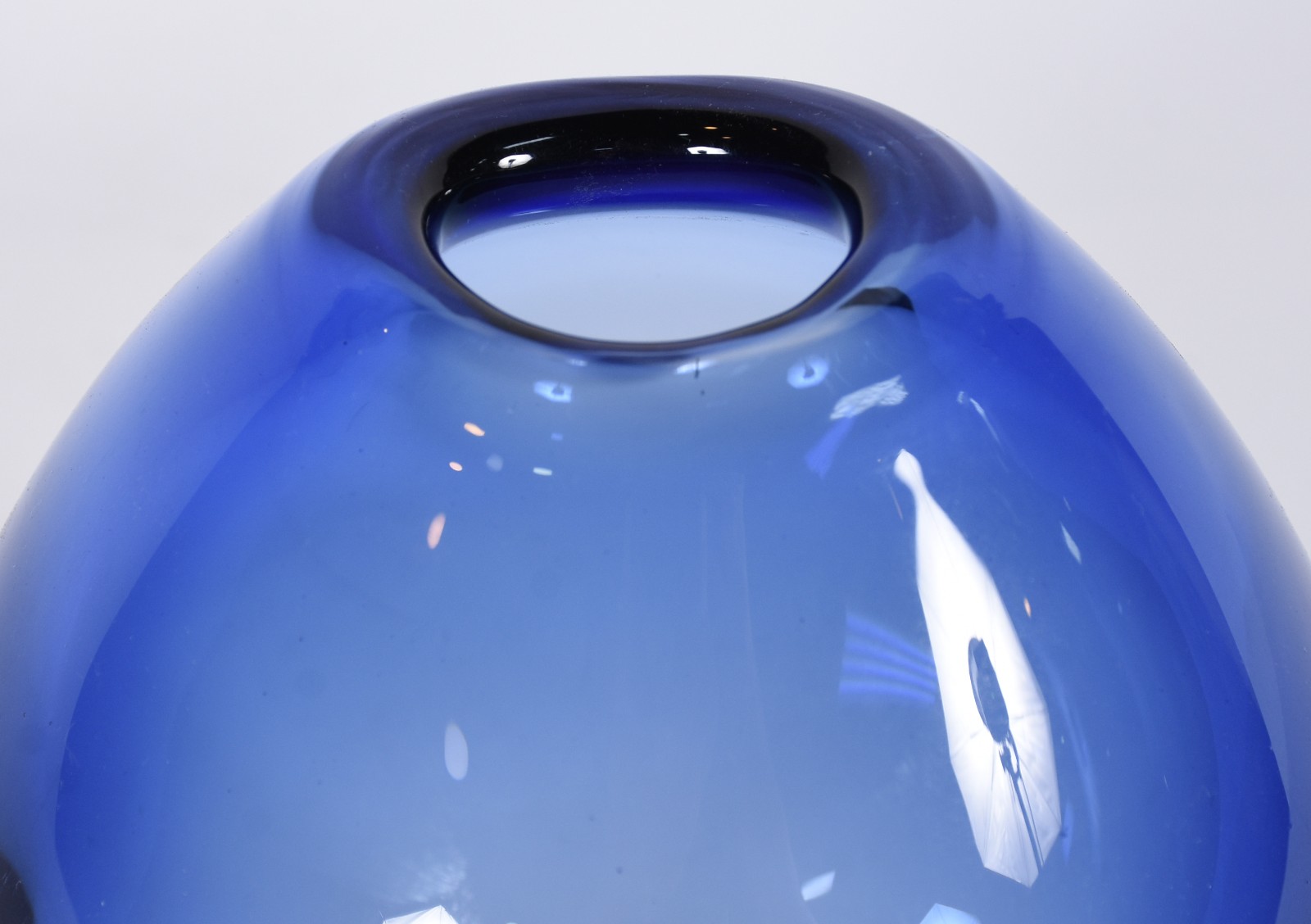 Vaso dinamarques "Vintage" de vidro decorativo na cor azul, assinado... - foto 3 de 5
