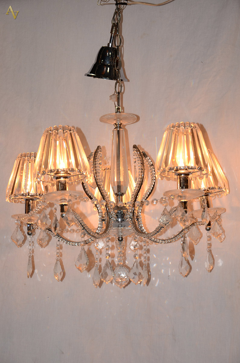Lustre p/ 5 luzes de cristal com mangas de acrílico, alt. 45 cm.