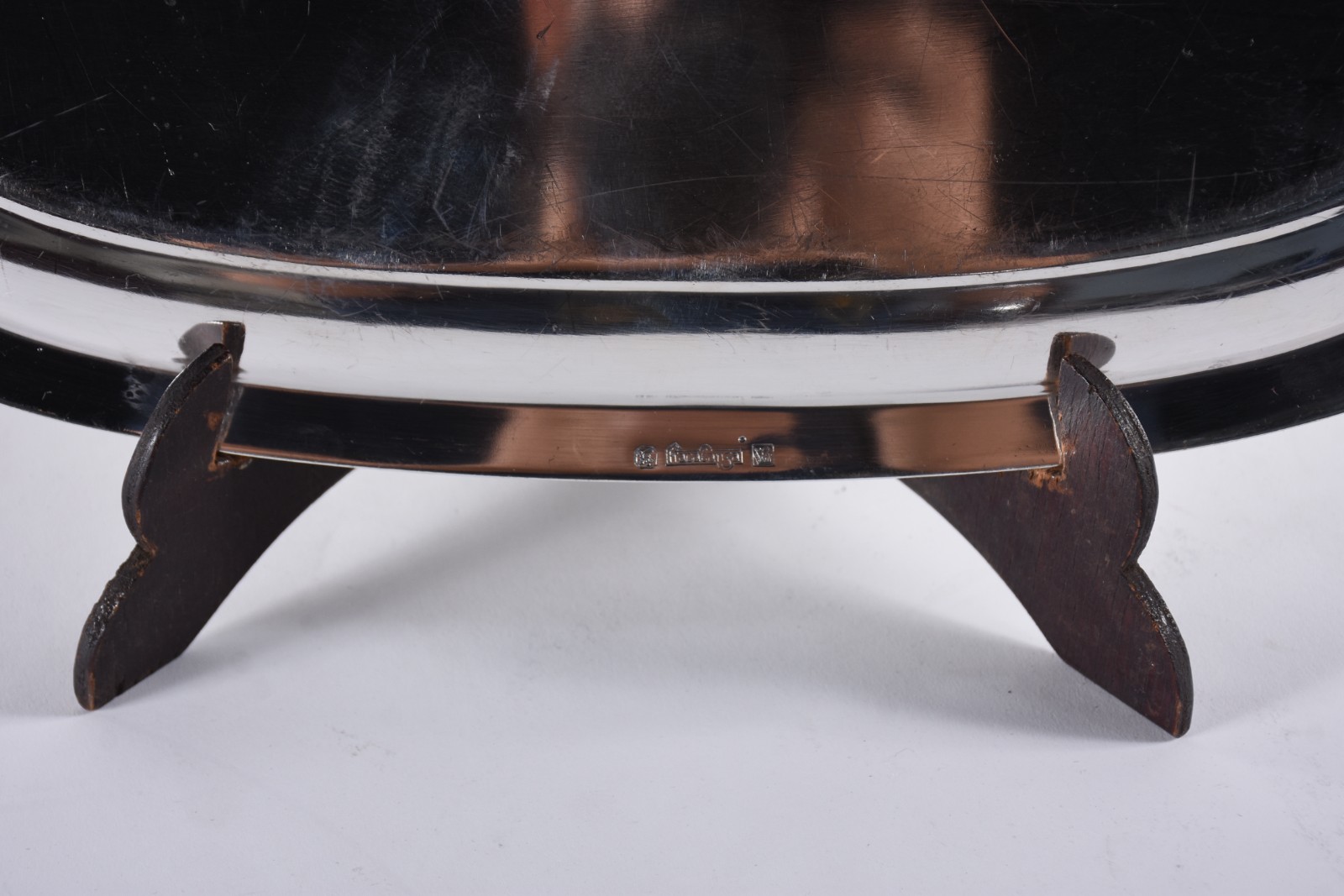 Diversas peças de metal prateado, sendo: bandeja com alças e travessa... - foto 8 de 10