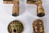 Quatro peças diversas de bronze, sendo 2 partes... - Quatro peças diversas de bronze, sendo 2 partes de telescópio; placa com figura de leão em relevo; Placa com inscrição Atlas.
