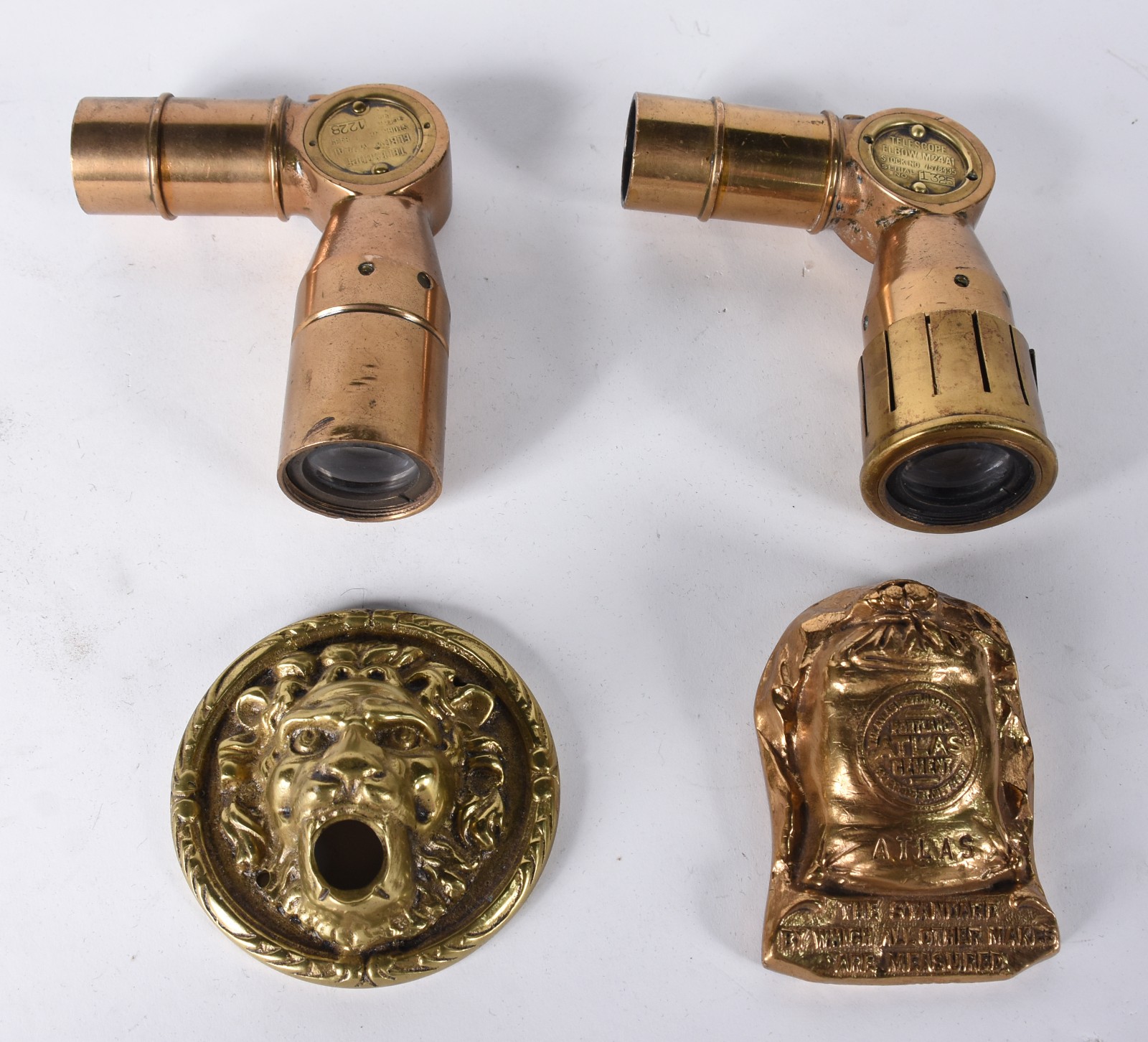Quatro peças diversas de bronze, sendo 2 partes de telescópio; placa... - foto 1 de 7
