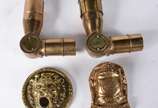 Quatro peças diversas de bronze, sendo 2 partes... - Quatro peças diversas de bronze, sendo 2 partes de telescópio; placa com figura de leão em relevo; Placa com inscrição Atlas.