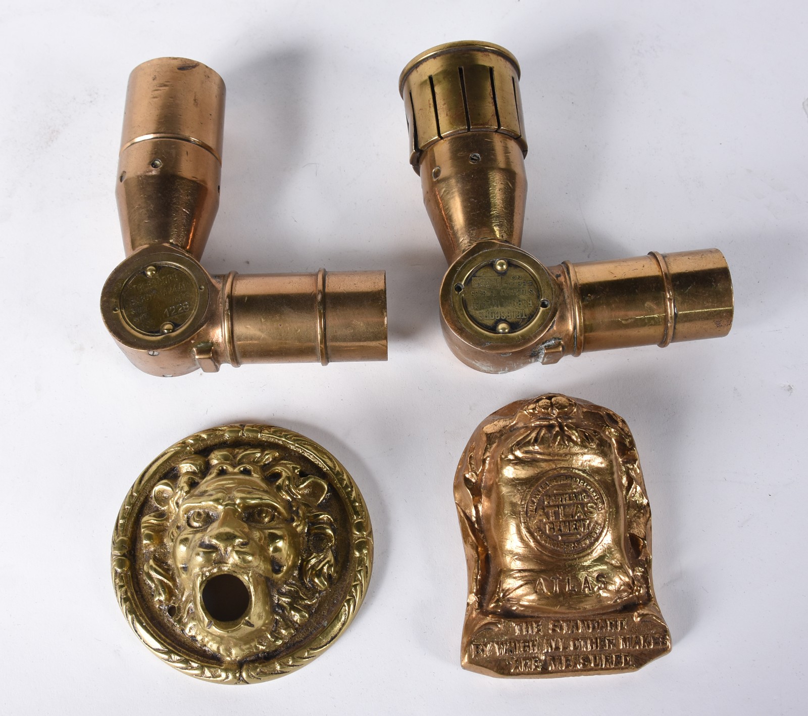 Quatro peças diversas de bronze, sendo 2 partes de telescópio; placa... - foto 2 de 7