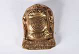 Quatro peças diversas de bronze, sendo 2 partes... - Quatro peças diversas de bronze, sendo 2 partes de telescópio; placa com figura de leão em relevo; Placa com inscrição Atlas.