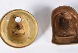 Quatro peças diversas de bronze, sendo 2 partes... - Quatro peças diversas de bronze, sendo 2 partes de telescópio; placa com figura de leão em relevo; Placa com inscrição Atlas.