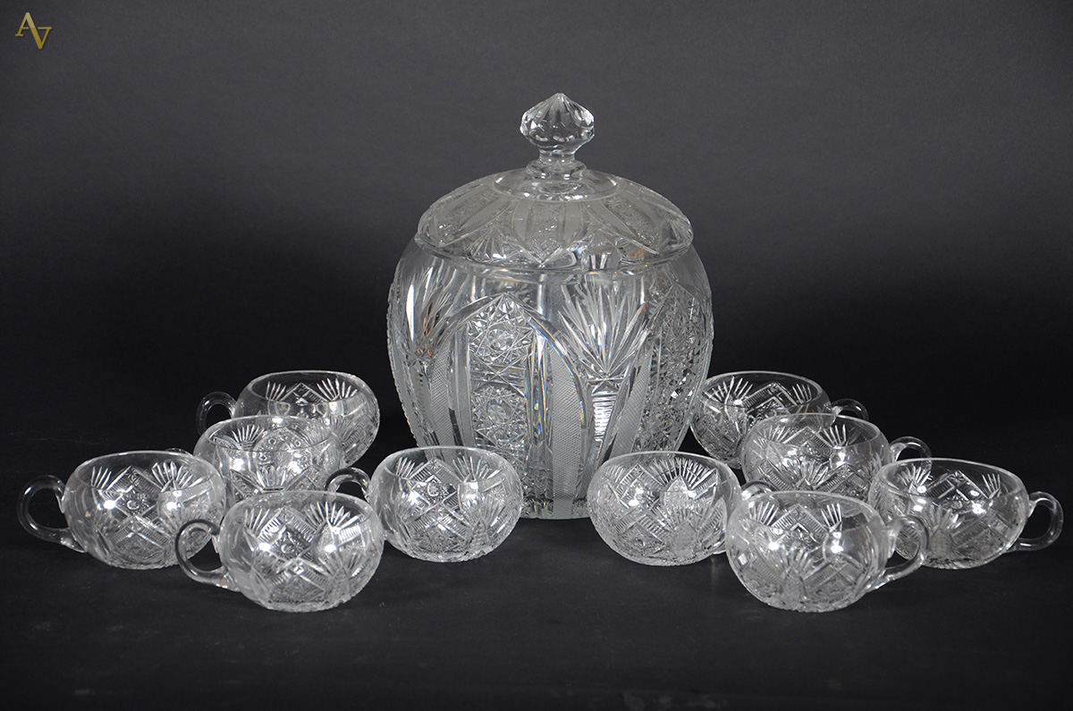 Poncheira de cristal europeu lapidado (alt. 29 cm) com 10 canecas...