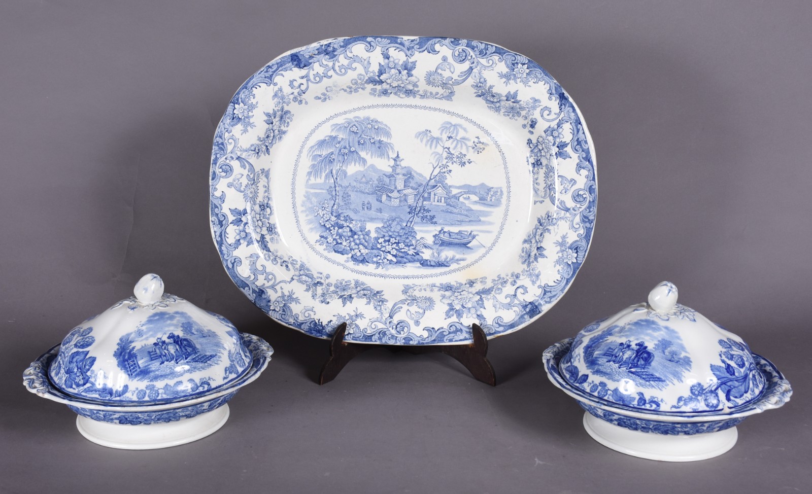 Conjunto com tres peças de faiança azul e branca, sendo: 2 legumeiras... - foto 1 de 5