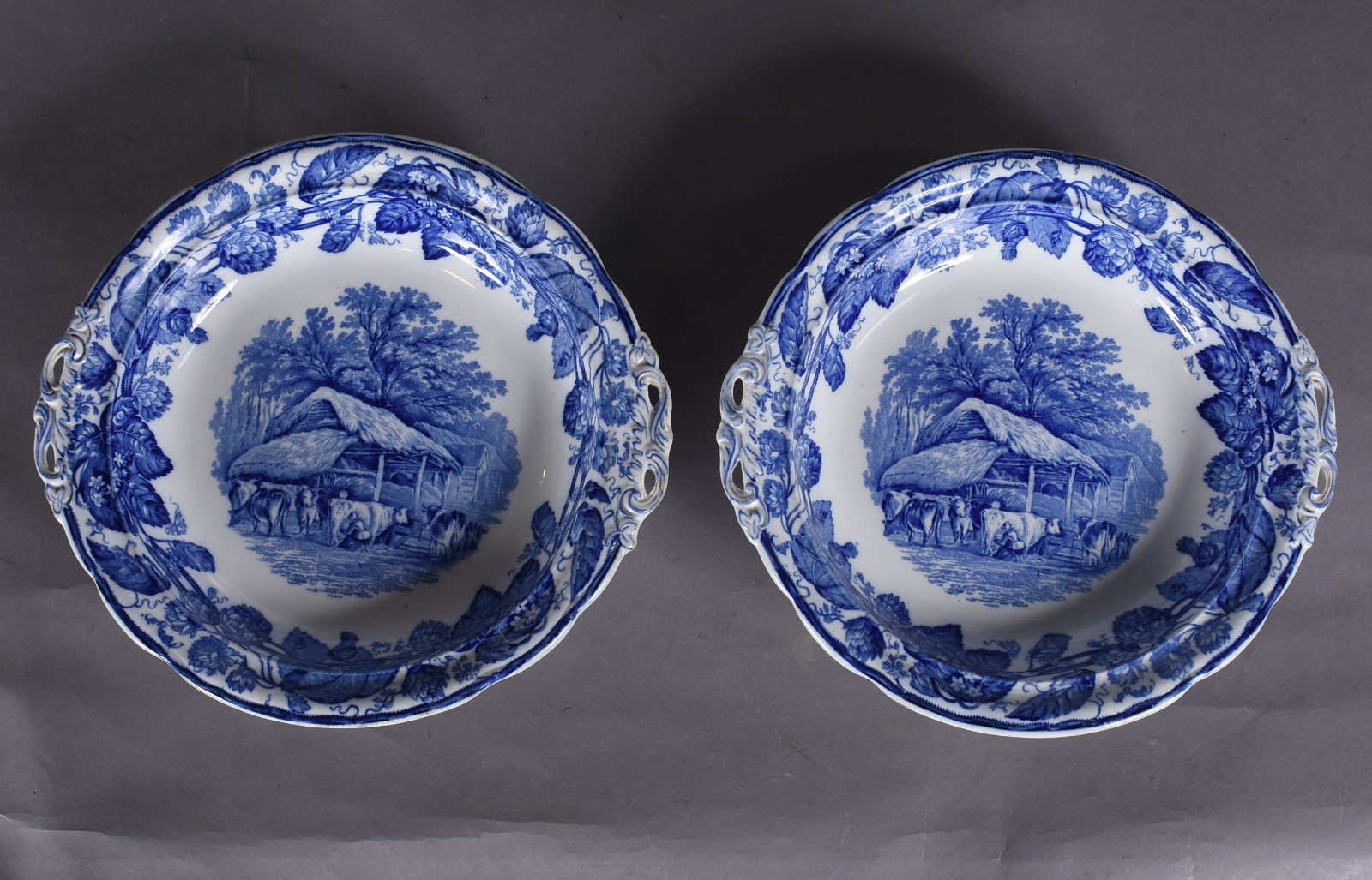 Conjunto com tres peças de faiança azul e branca, sendo: 2 legumeiras... - foto 3 de 5