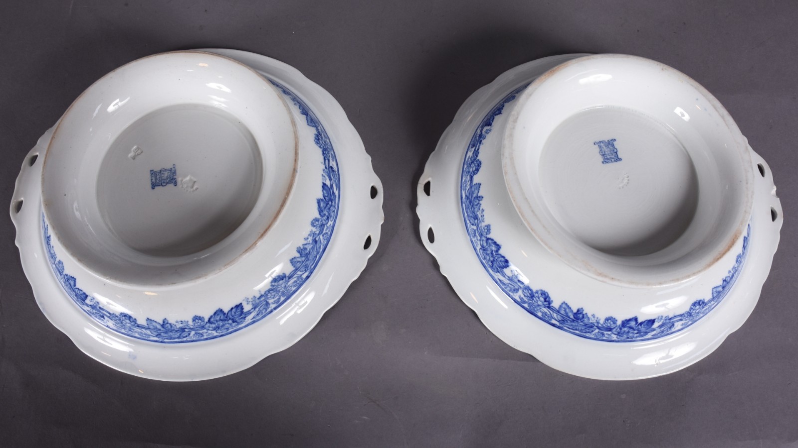 Conjunto com tres peças de faiança azul e branca, sendo: 2 legumeiras... - foto 4 de 5