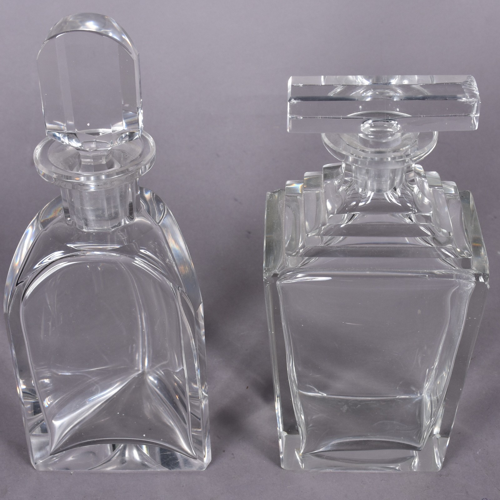 Duas garrafas de cristal, uma no feitio retangular e outra triangular... - foto 1 de 11