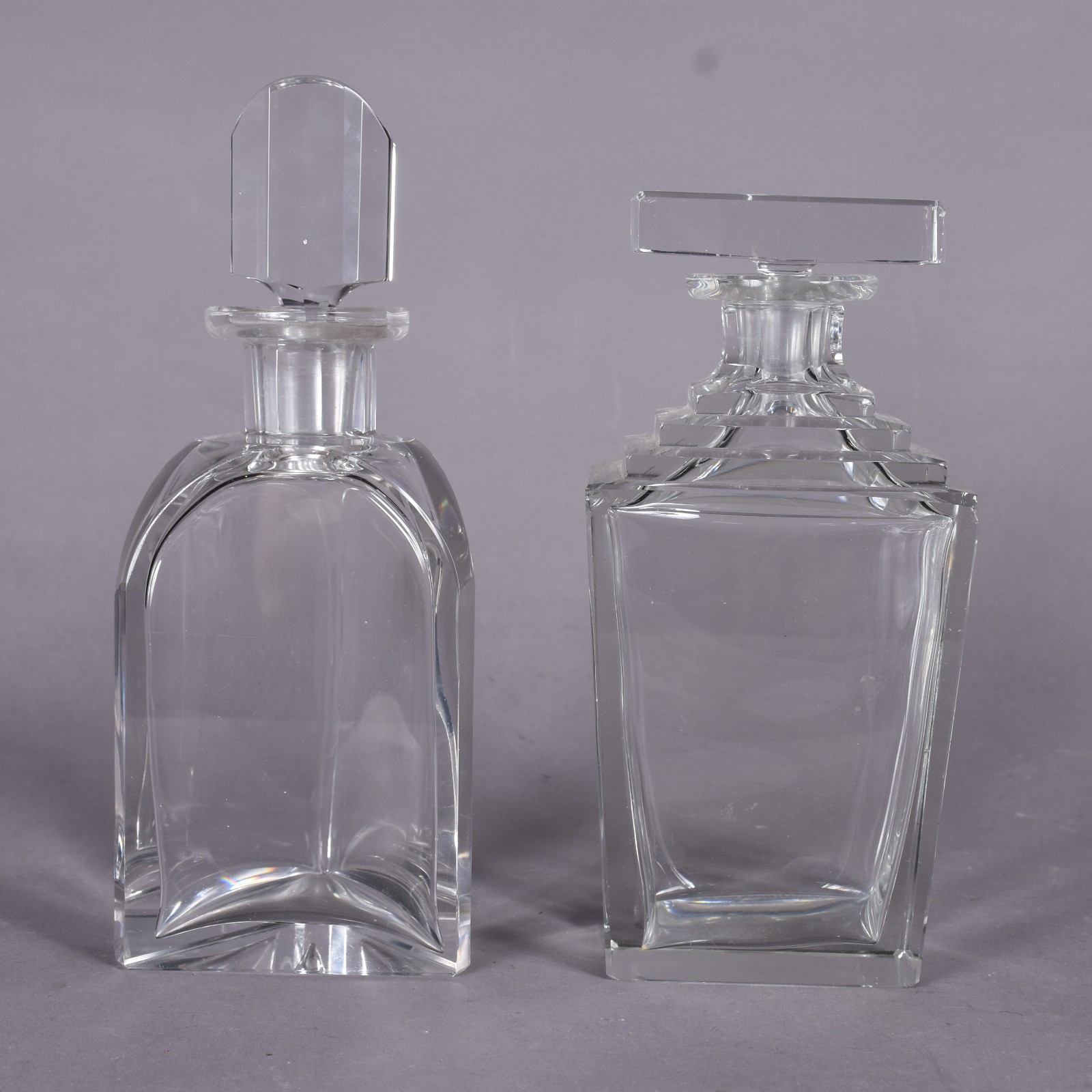 Duas garrafas de cristal, uma no feitio retangular e outra triangular... - foto 2 de 11