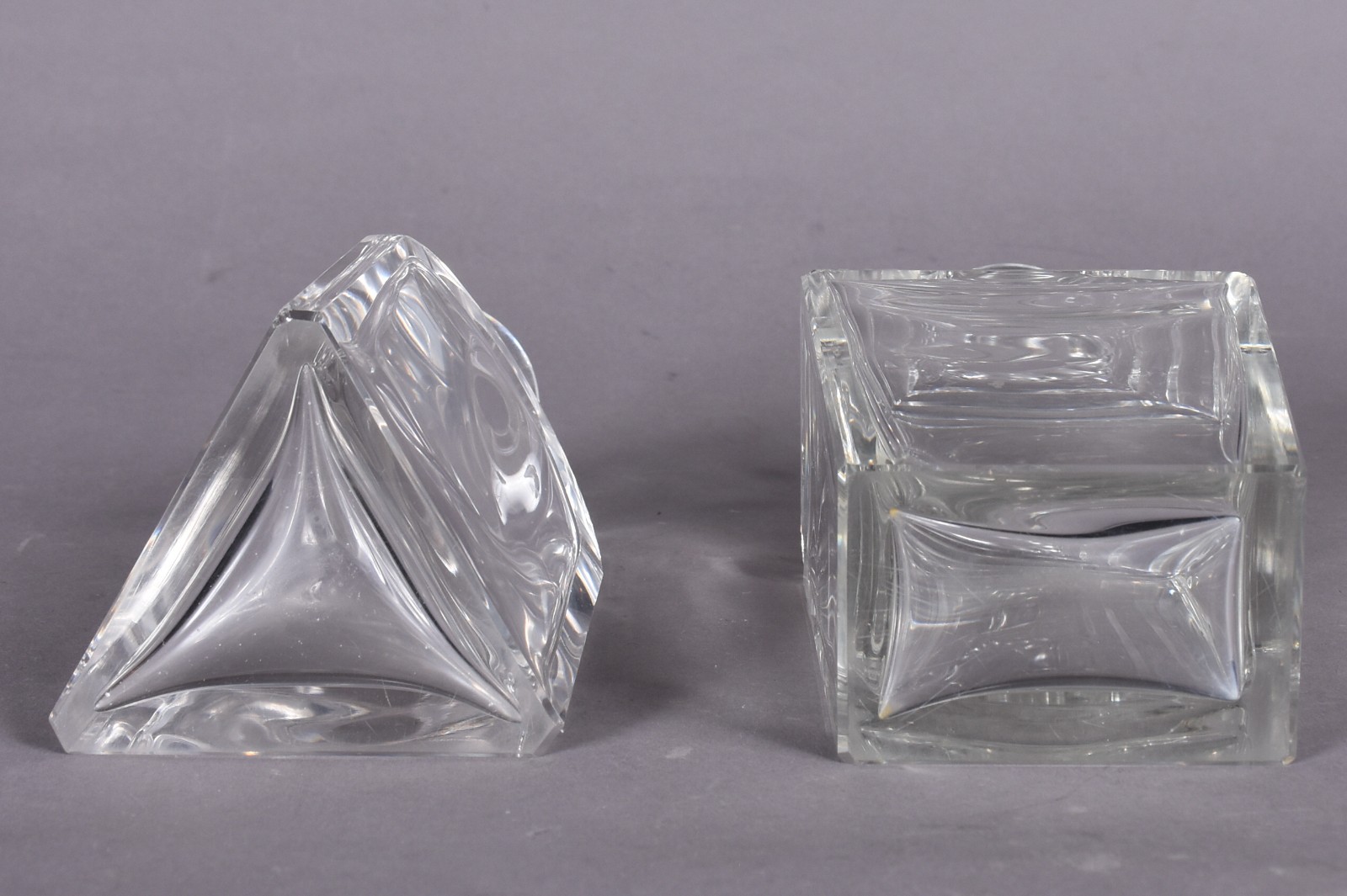Duas garrafas de cristal, uma no feitio retangular e outra triangular... - foto 3 de 11