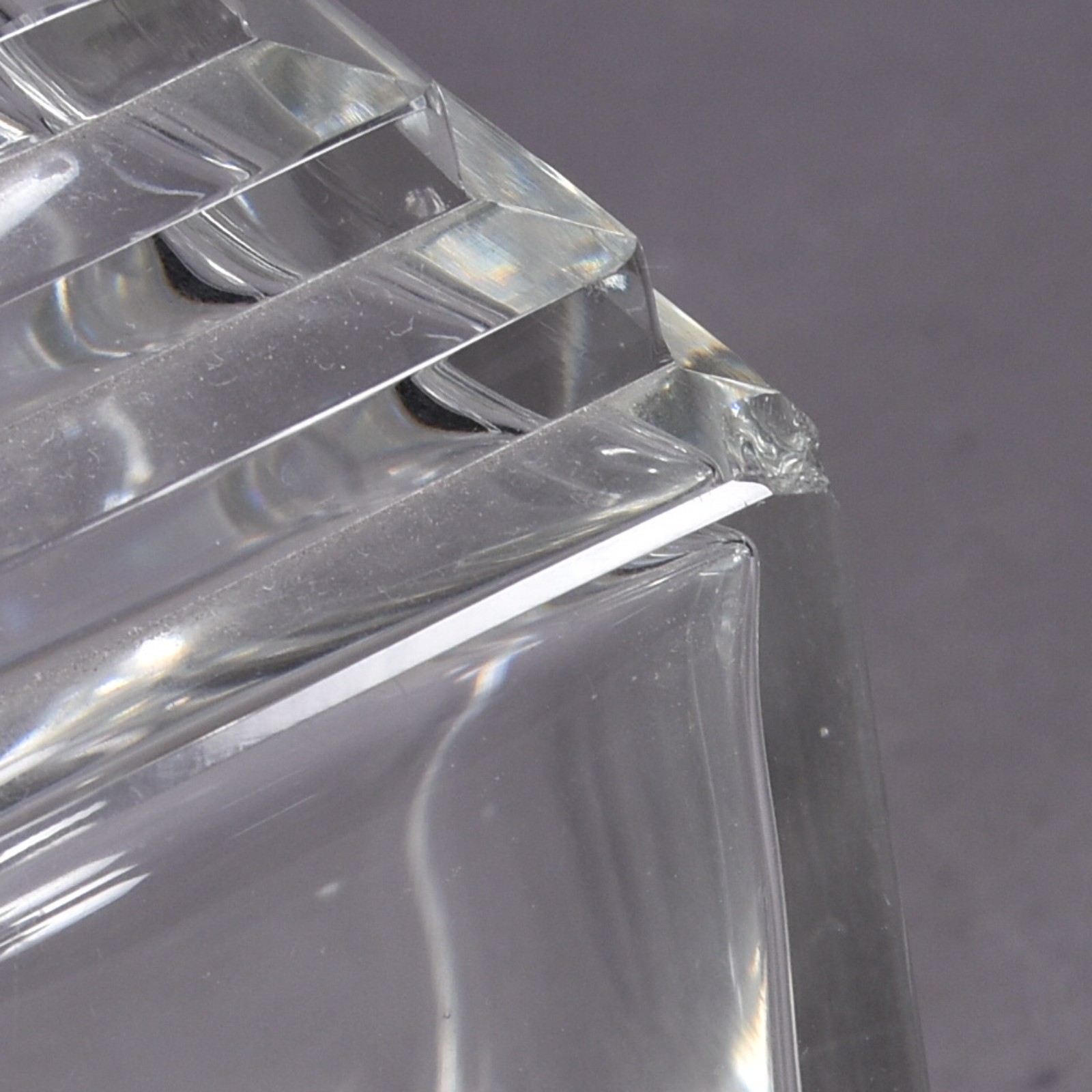 Duas garrafas de cristal, uma no feitio retangular e outra triangular... - foto 4 de 11
