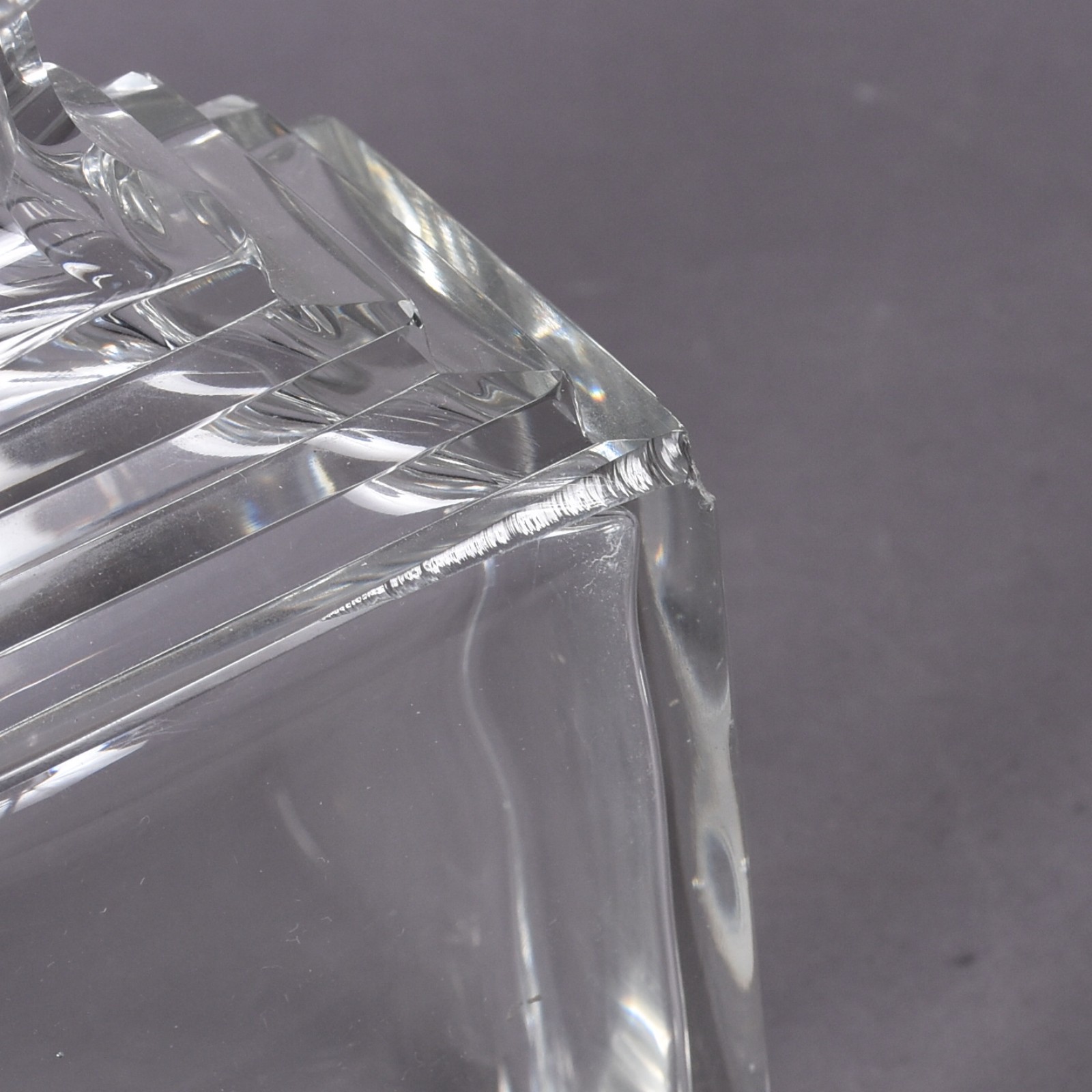 Duas garrafas de cristal, uma no feitio retangular e outra triangular... - foto 5 de 11