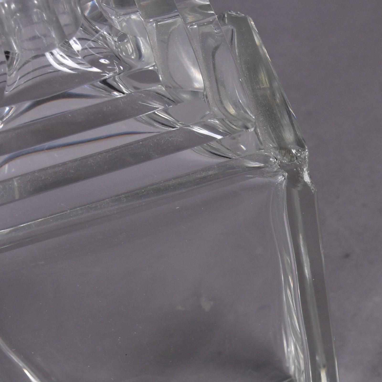 Duas garrafas de cristal, uma no feitio retangular e outra triangular... - foto 6 de 11
