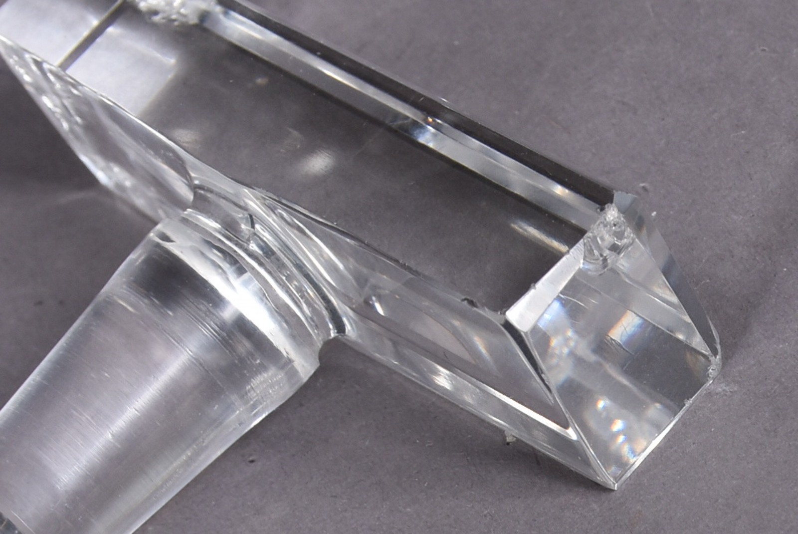 Duas garrafas de cristal, uma no feitio retangular e outra triangular... - foto 7 de 11