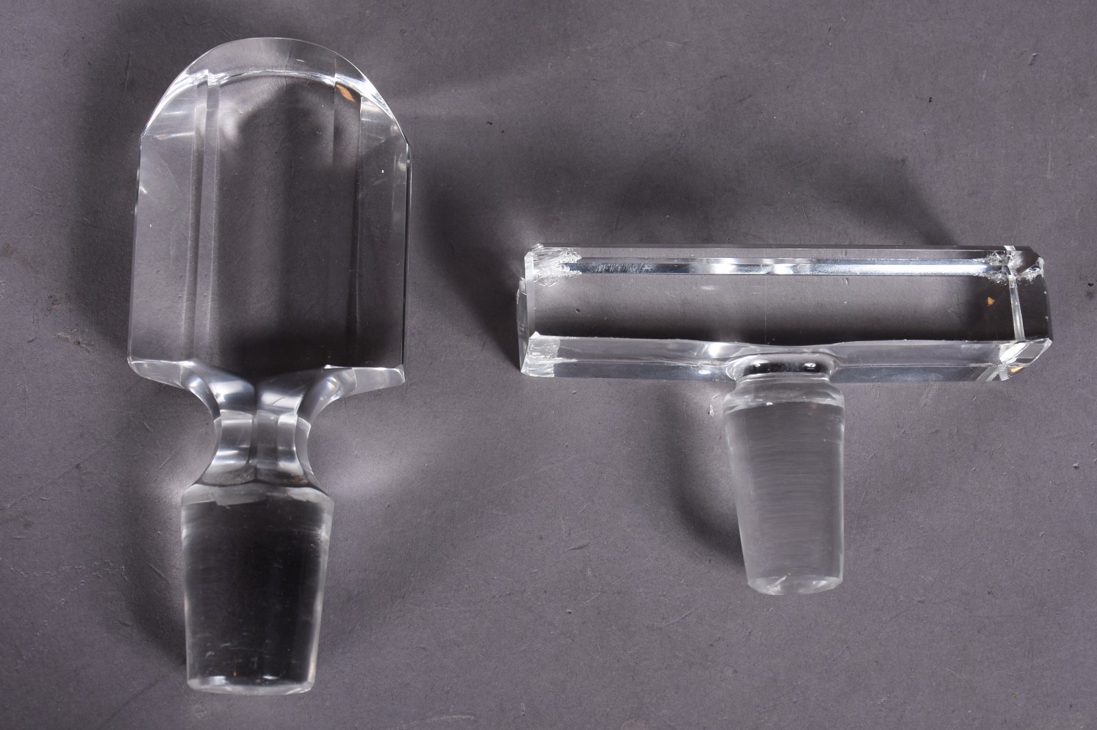 Duas garrafas de cristal, uma no feitio retangular e outra triangular... - foto 8 de 11