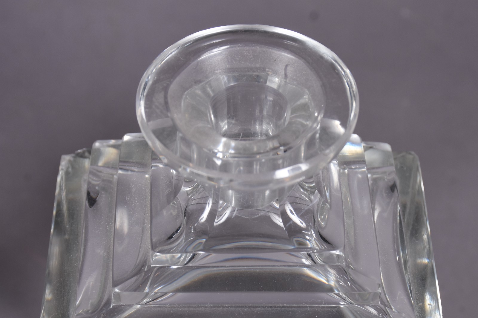 Duas garrafas de cristal, uma no feitio retangular e outra triangular... - foto 10 de 11