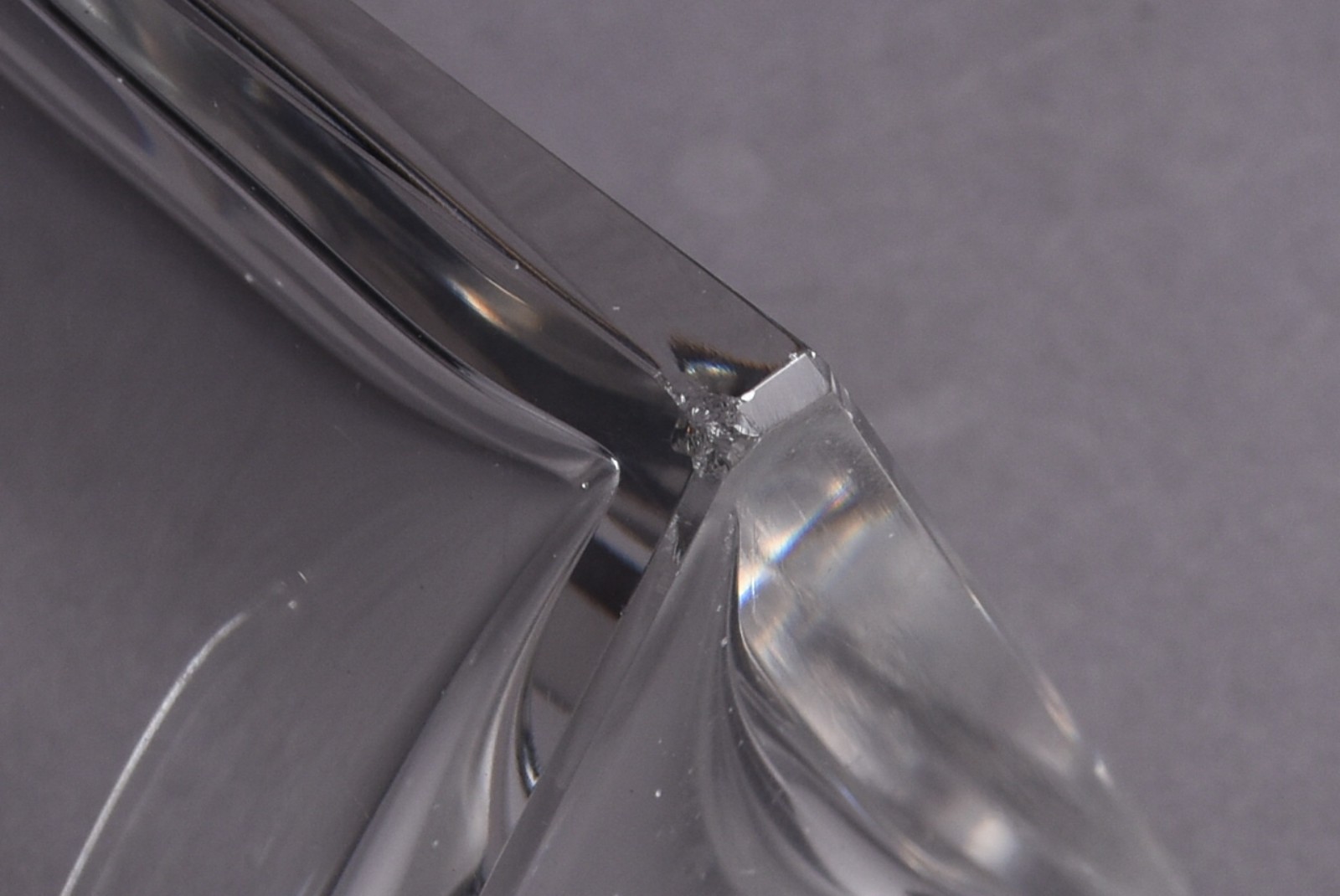 Duas garrafas de cristal, uma no feitio retangular e outra triangular... - foto 11 de 11
