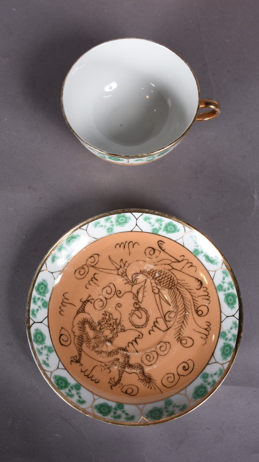 Serviço de porcelana oriental na cor âmbar com grega floral verde... - foto 3 de 8