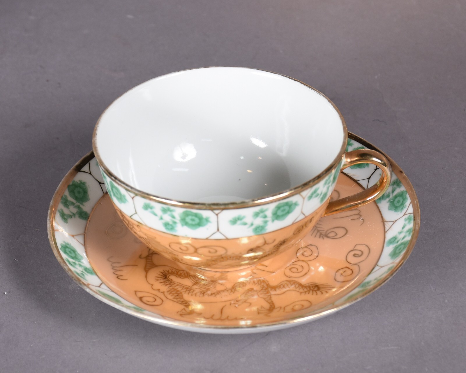 Serviço de porcelana oriental na cor âmbar com grega floral verde... - foto 7 de 8