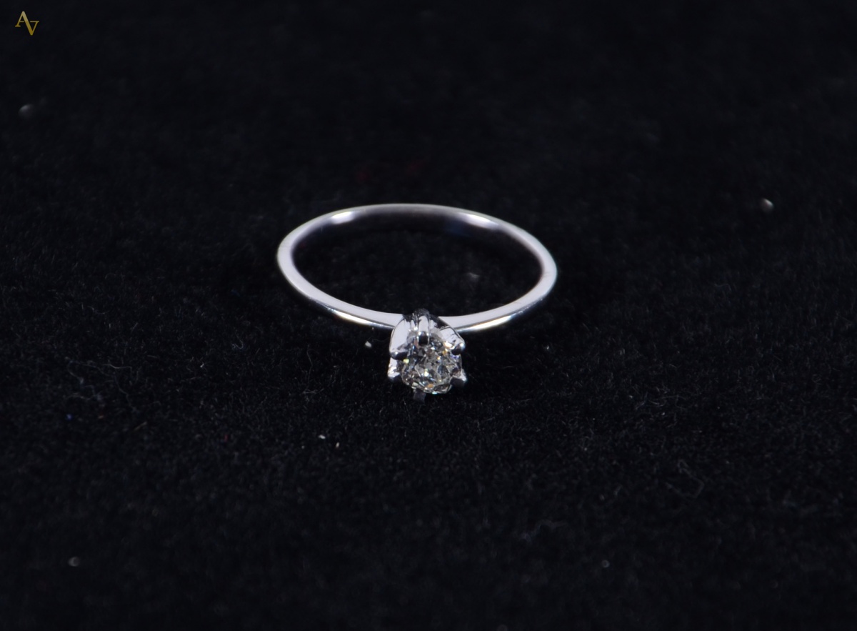 Anel solitário de ouro branco e brilhantes - 0, 25 ct - peso:1.8 gr.