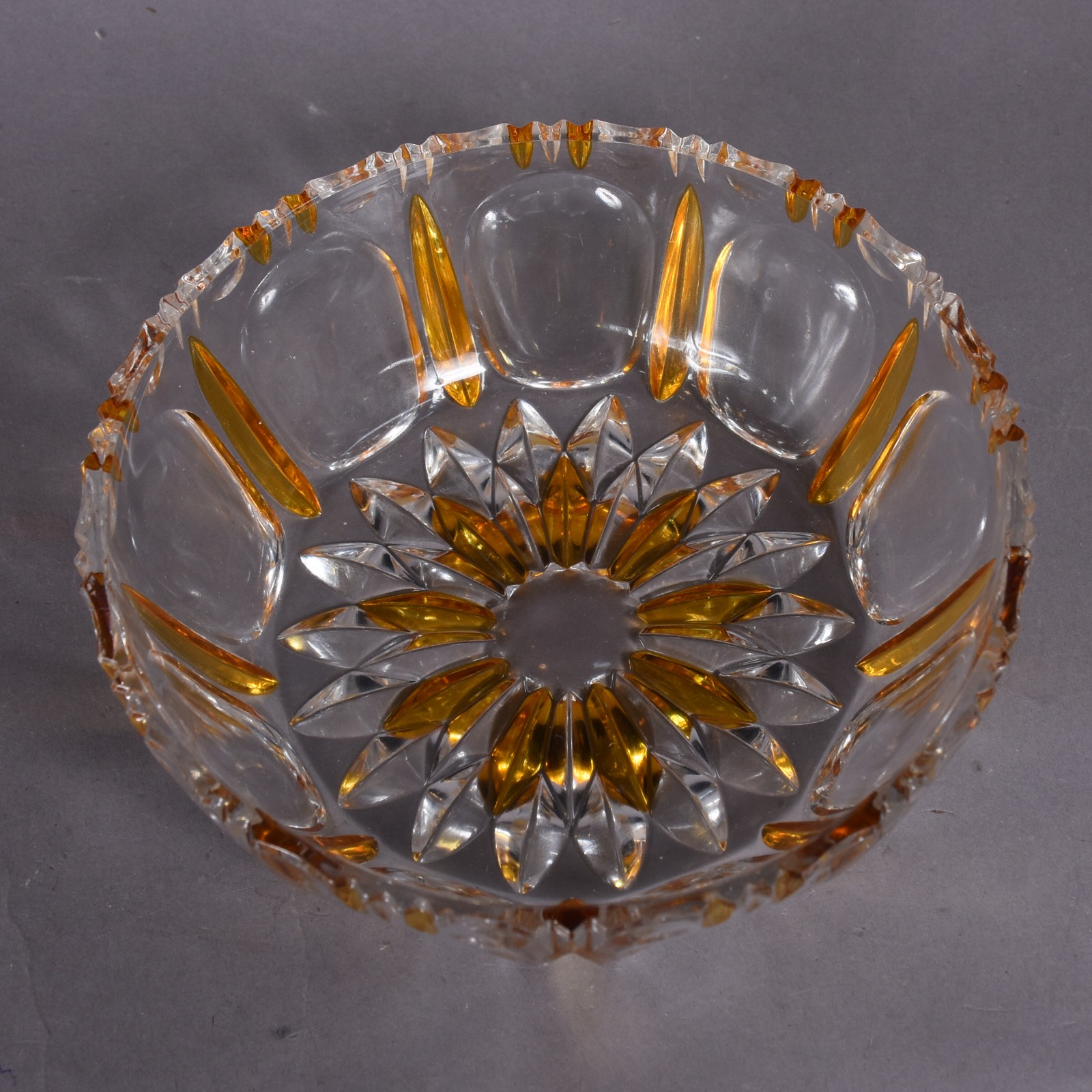 Três peças de cristal, sendo 2 petisqueiras e bowl doublé âmbar... - foto 4 de 7