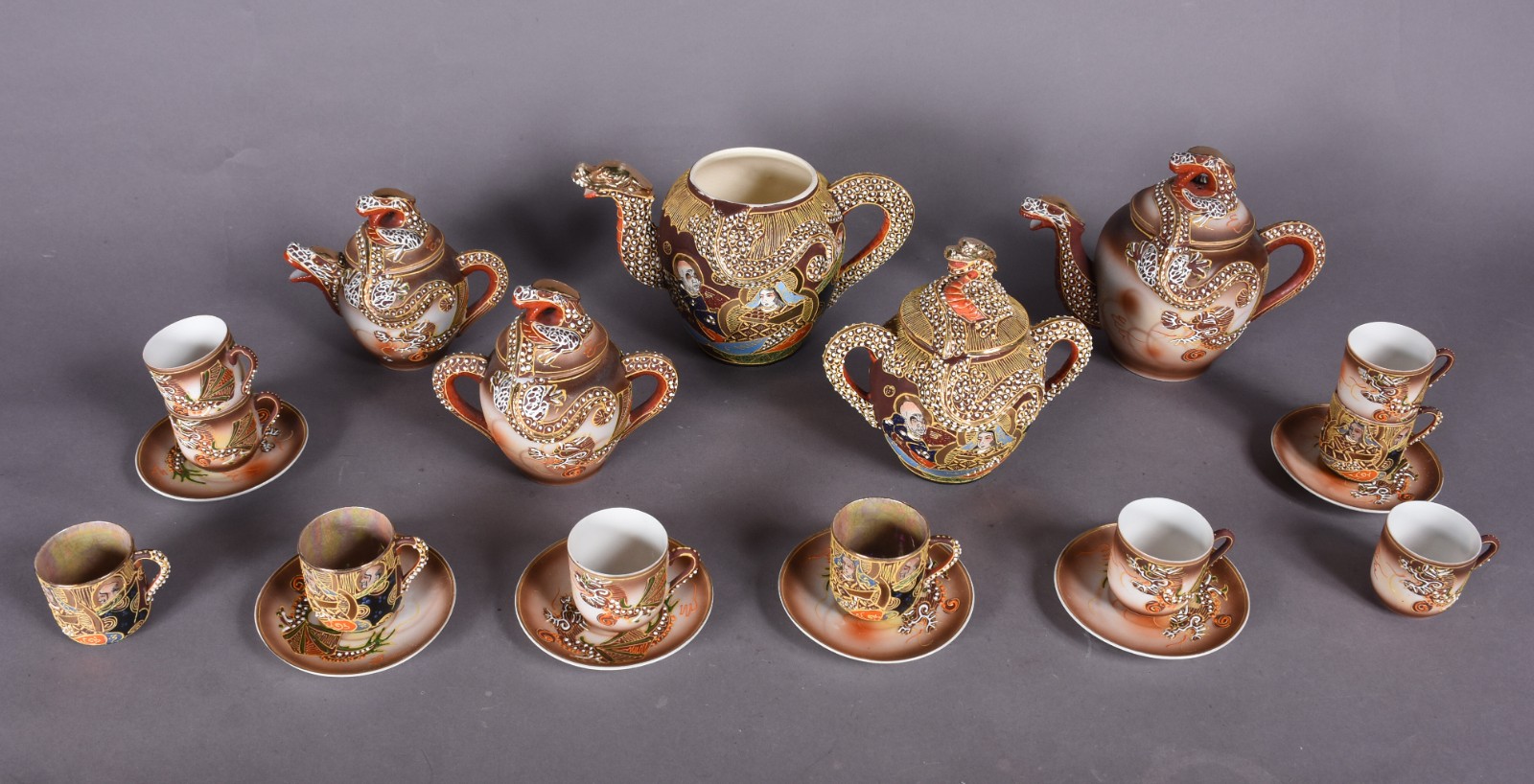 Diversas peças de porcelana oriental, sendo: parte de conjunto com 4... - foto 1 de 7