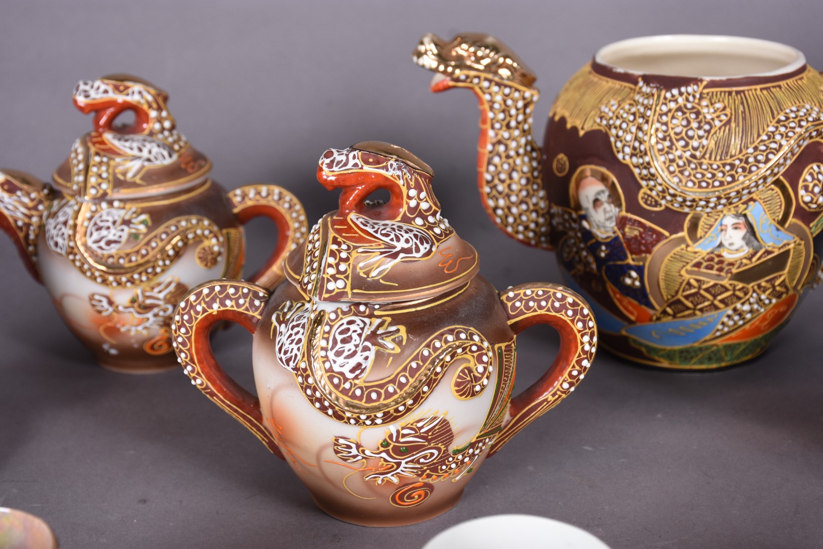 Diversas peças de porcelana oriental, sendo: parte de conjunto com 4... - foto 3 de 7