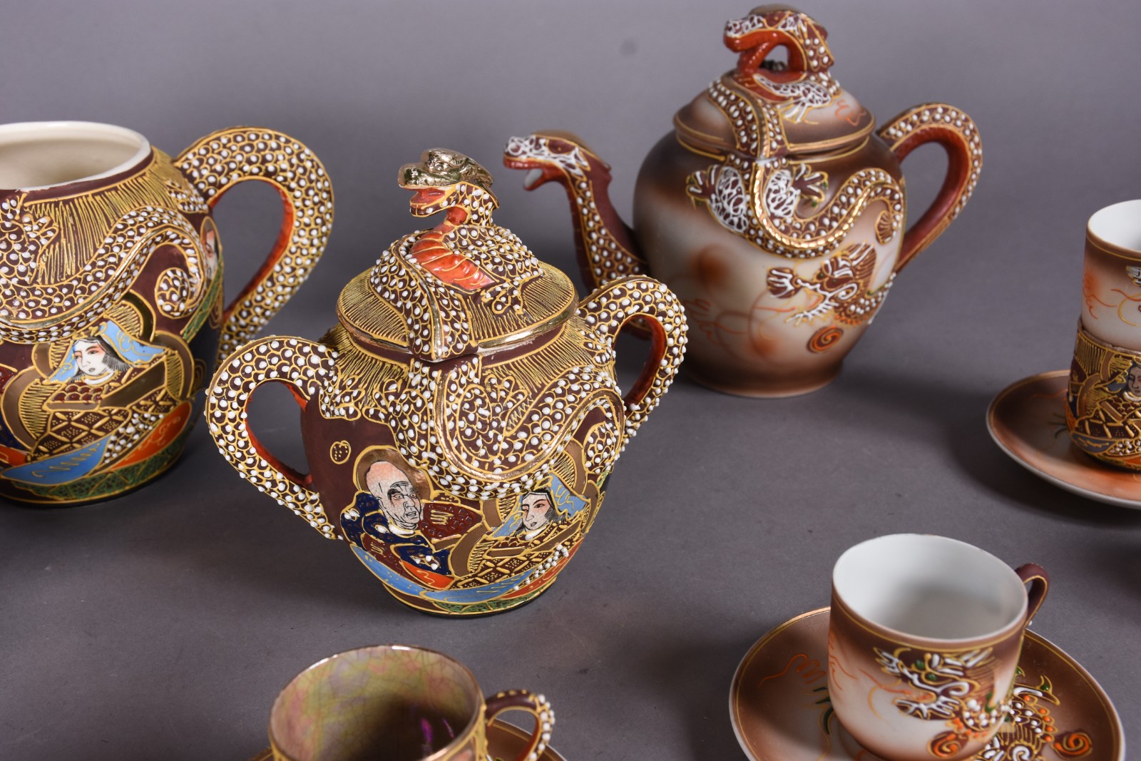 Diversas peças de porcelana oriental, sendo: parte de conjunto com 4... - foto 4 de 7