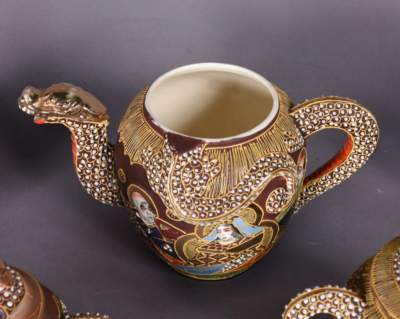 Diversas peças de porcelana oriental, sendo: parte de conjunto com 4... - foto 5 de 7