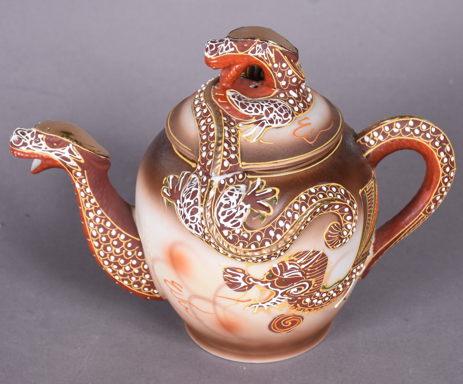 Diversas peças de porcelana oriental, sendo: parte de conjunto com 4... - foto 6 de 7