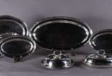 Baixela de metal prateado Sheffield composto de... - Baixela de metal prateado Sheffield composto de 4 travessas e 2 legumeiras com tampa.
