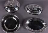 Baixela de metal prateado Sheffield composto de... - Baixela de metal prateado Sheffield composto de 4 travessas e 2 legumeiras com tampa.
