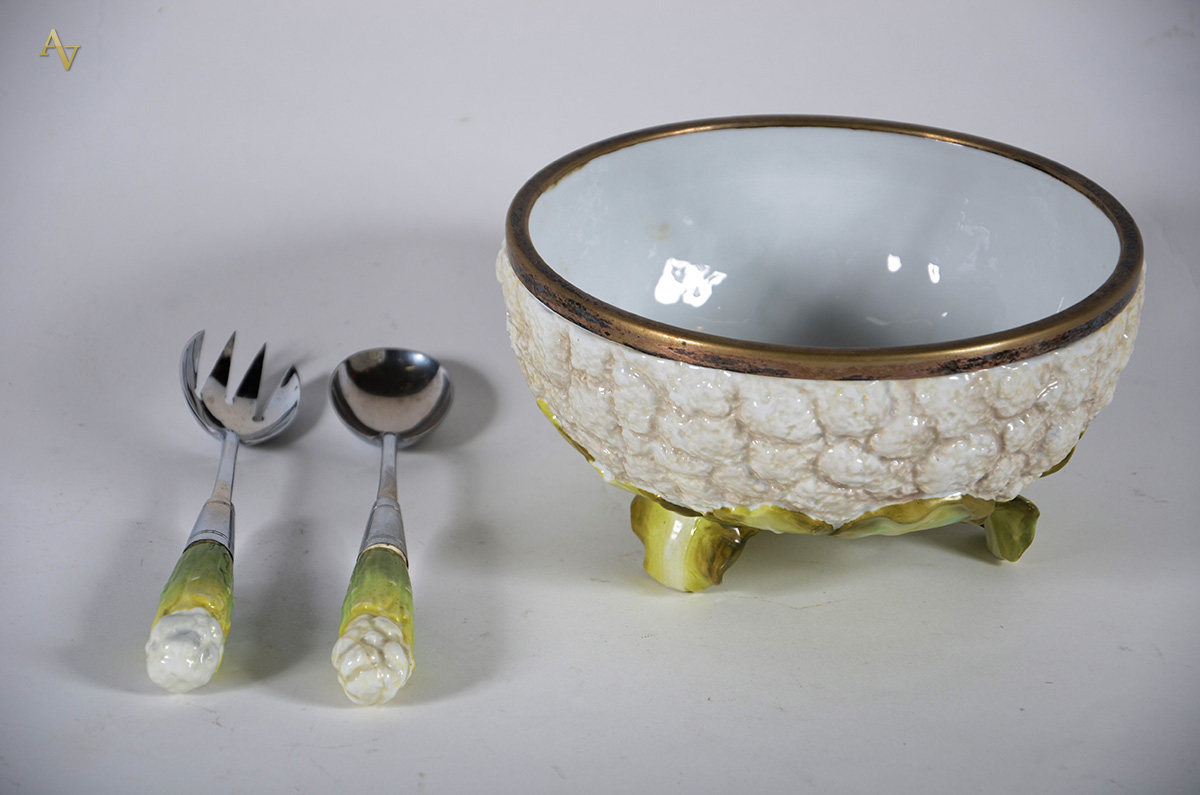Saladeira de porcelana alemã com 2 talheres com cabos de porcelana... - foto 1 de 2