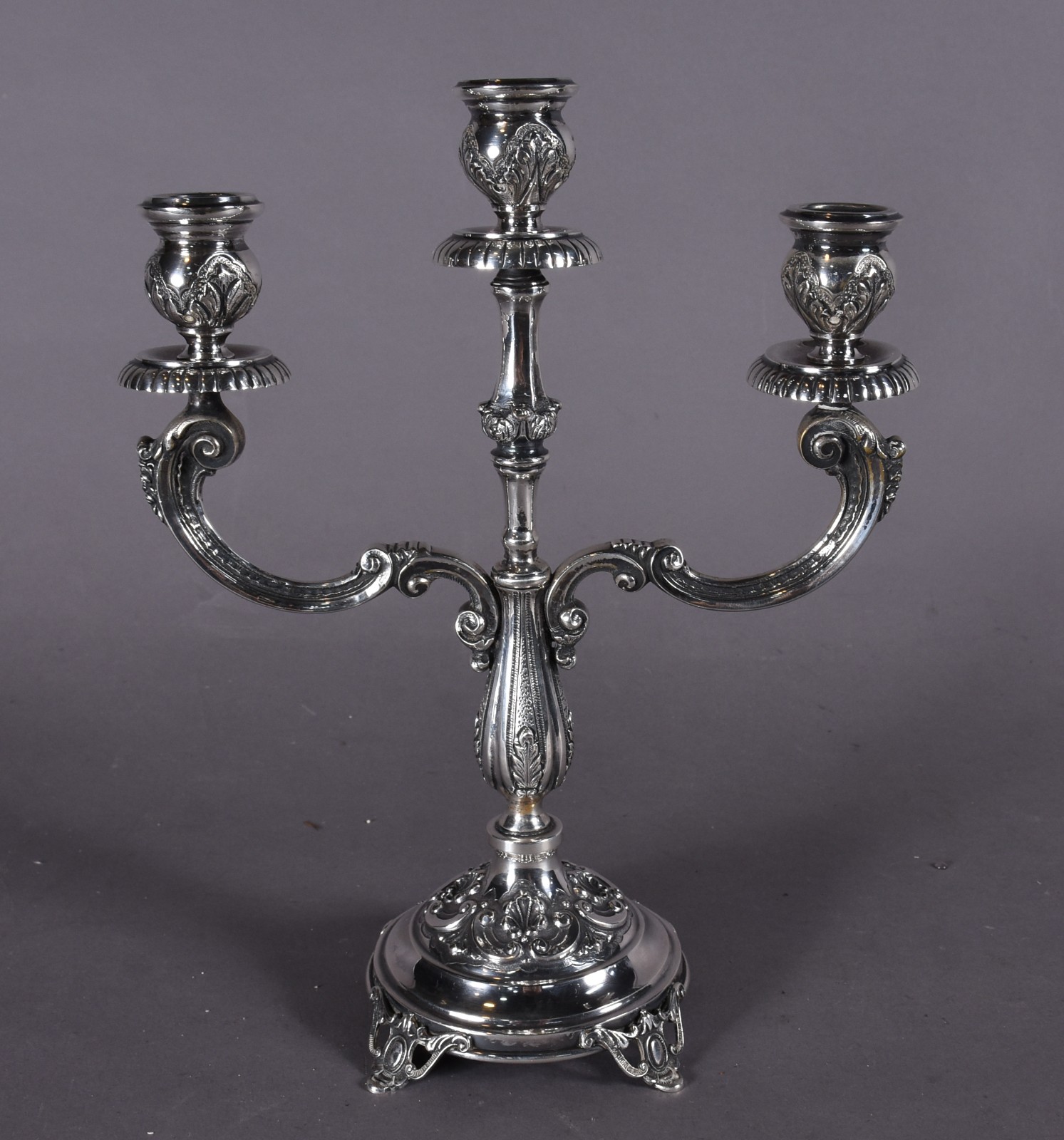 Candelabro de prata contrastada 833 mls para 3 velas, concheados em... - foto 1 de 4