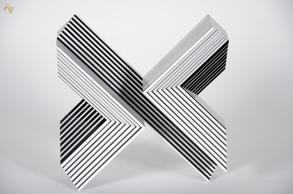 LUISA RUSSO - escultura Pexiglas - assinada. Med. 30 x 30 cm.