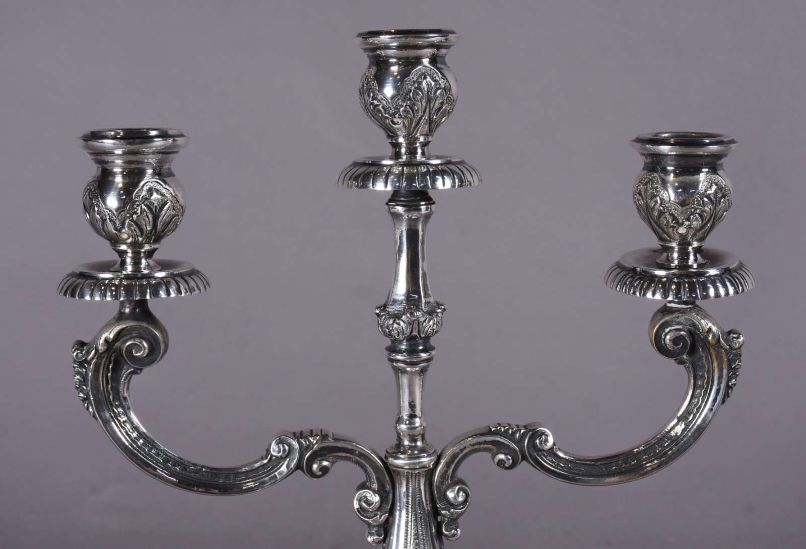 Candelabro de prata contrastada 833 mls para 3 velas, concheados em... - foto 2 de 4