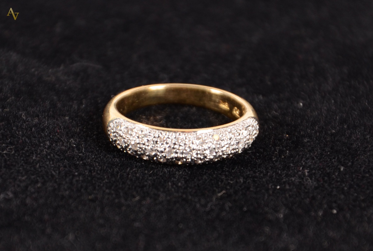 Anel de ouro 18 k com pavê de brilhantes sobre ouro branco e 1 carat...