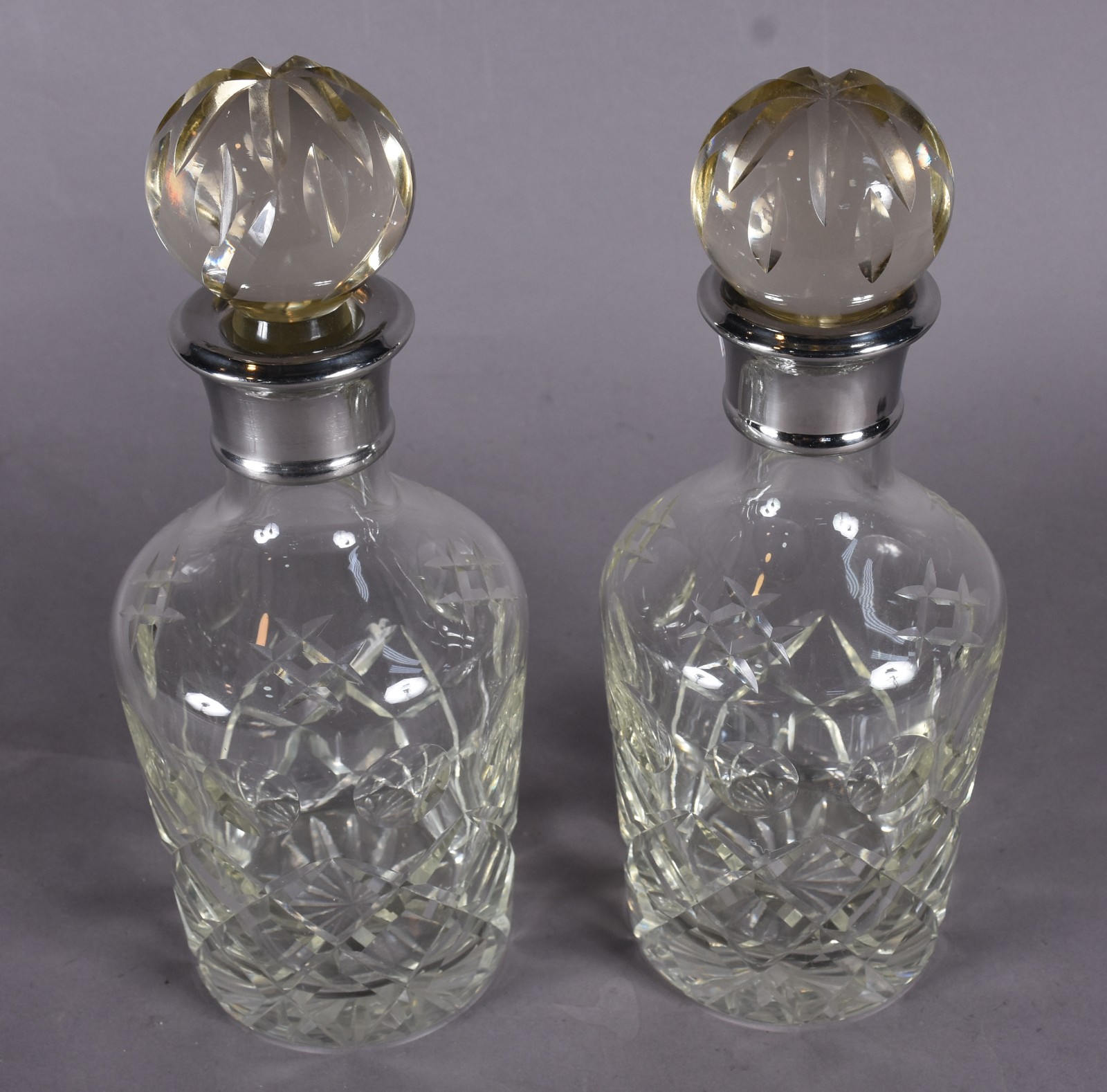 Par de garrafas de cristal lapidado com bocais de metal prateado (as... - foto 2 de 6