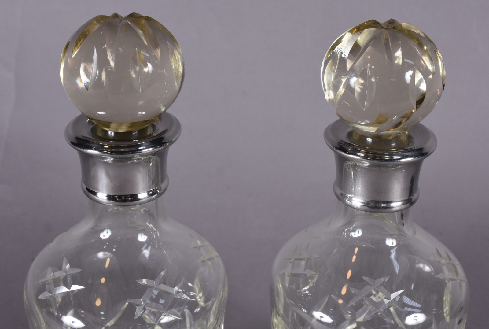 Par de garrafas de cristal lapidado com bocais de metal prateado (as... - foto 3 de 6