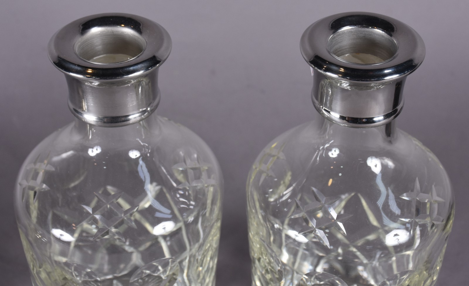 Par de garrafas de cristal lapidado com bocais de metal prateado (as... - foto 4 de 6