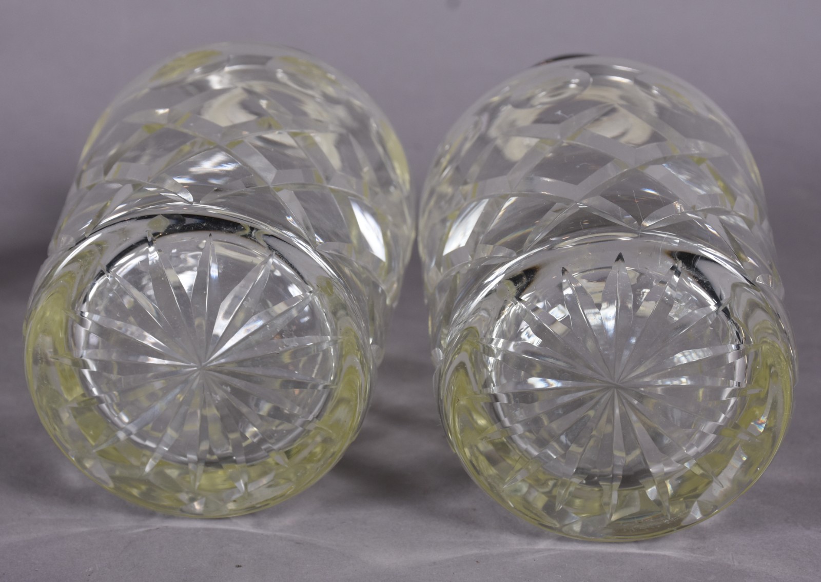 Par de garrafas de cristal lapidado com bocais de metal prateado (as... - foto 5 de 6