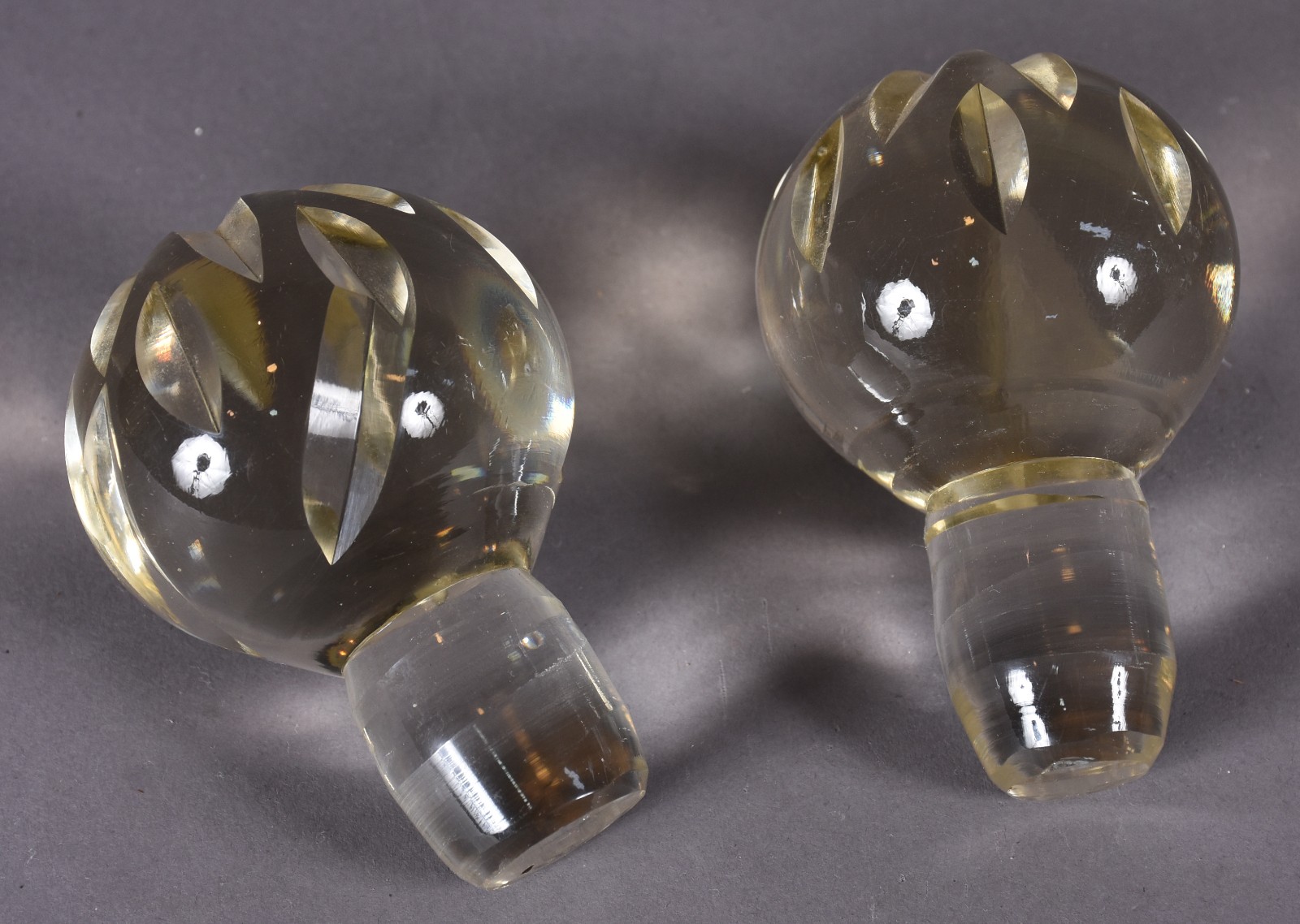 Par de garrafas de cristal lapidado com bocais de metal prateado (as... - foto 6 de 6
