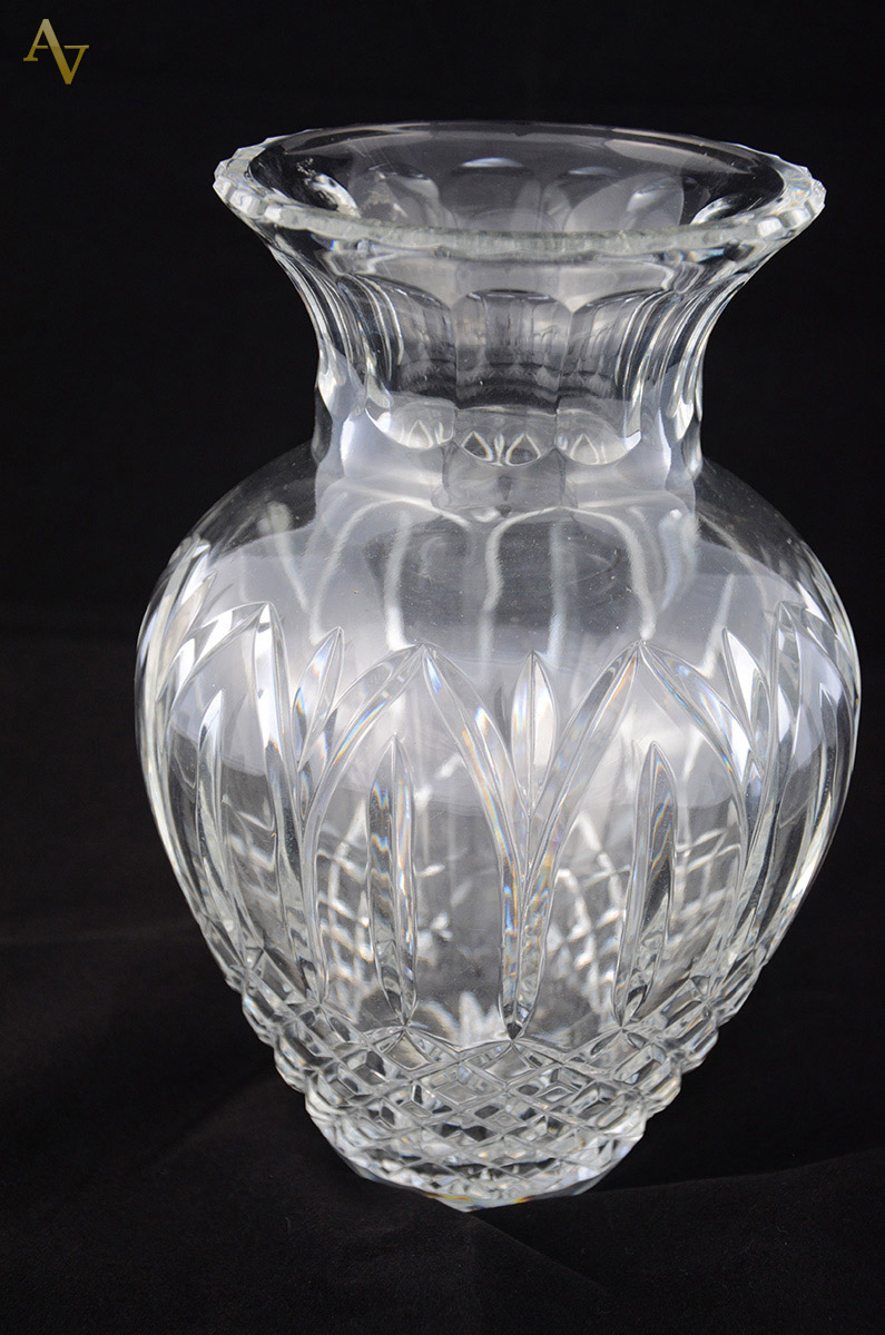 Vaso de cristal europeu lapidado. Alt. 25 cm.