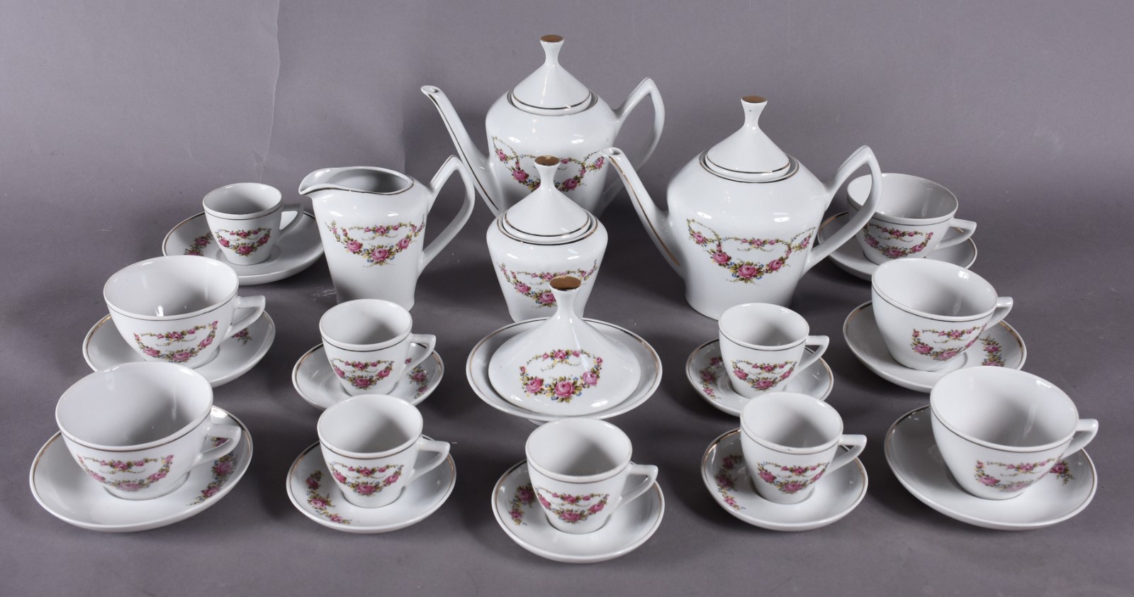 Serviço de porcelana "Pozzani" composto de: 5 xícaras de chá com... - foto 1 de 10